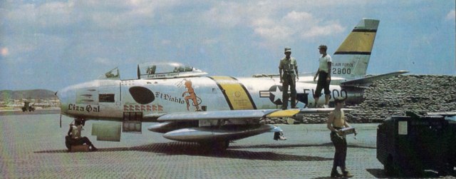 F-86E-10-NA Sabre 51-2800.jpg